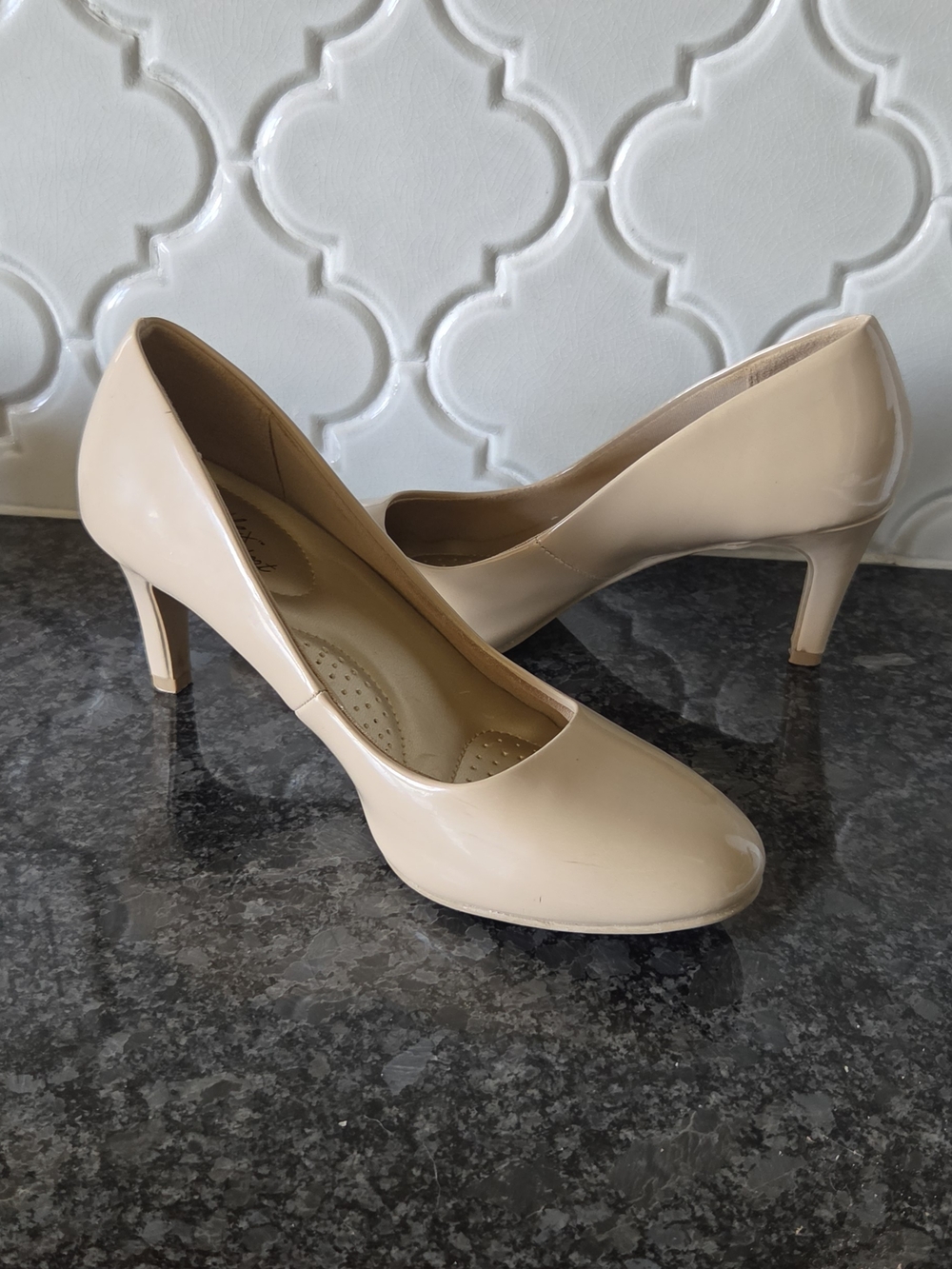 Dexflex Comfort Nude Beige Patent Mid-Heel Pumps 7Wide - Picture 15 of 16